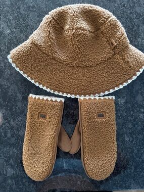 UGG Kids Tan Sherpa Bucket Hat & Mittens Set